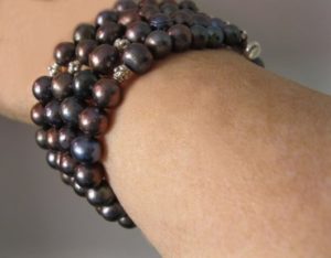 black-pearl-bracelet-on-wrist