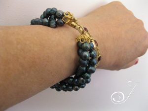 Peacock-Green-Pearl-Bracelet-gold-Vermeil-Julleen-1024x768